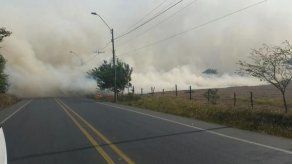 Cierran carretera en Colombia por incendio forestal