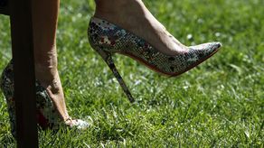 Vendedores por Amazon habitualmente publicitan zapatos de taco alto y suela roja no fabricados por Louboutin.&nbsp;