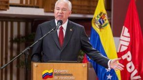 Vicepresidente económico considera incorrecto culpar a Maduro de errores