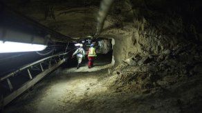 Buscan en Sudáfrica a tres mineros atrapados desde el viernes