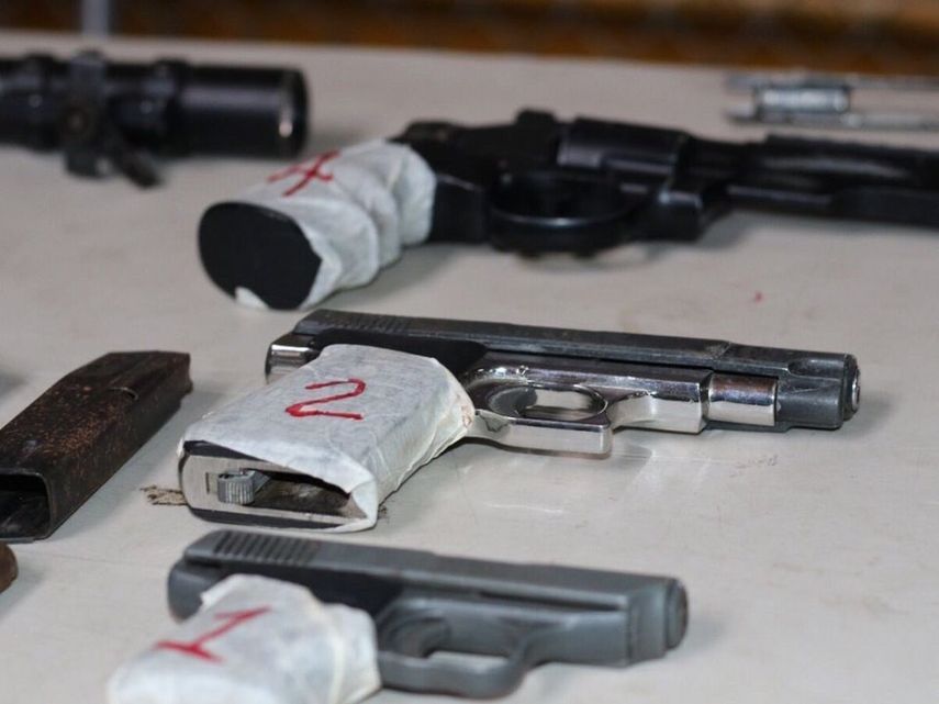 Las armas son intercambiadas por vales canjeables.