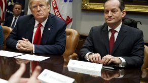 Demócratas piden renuncia de Acosta por caso Epstein