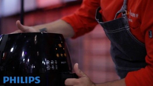 David y Raúl cocinan sus pechugas en la Airfryer de Philips