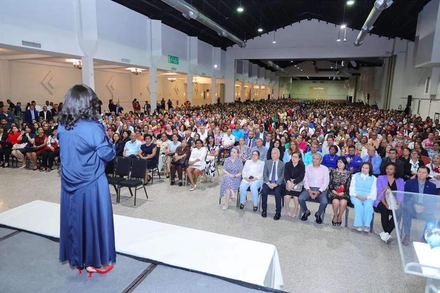 Directores de escuelas se reúnen con la ministra Molinar