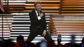 Luis Miguel sufre aparatosa caída durante un concierto&nbsp;