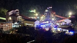 Ambulancias y bomberos llegan al lugar de una explosión que ocurrió en una mina de carbón en Bartin, al norte de Turquía.