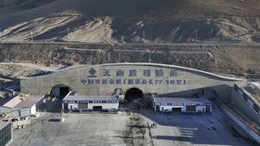 Salida del túnel Tianshan Shengli, en el condado de Hejing.