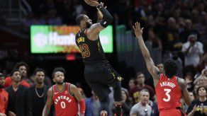 Tiro de LeBron que vence la chicharra hunde a los Raptors