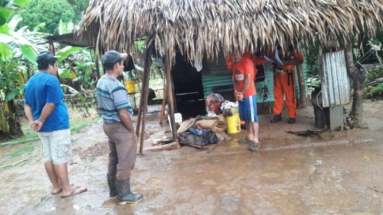 Evalúan casas afectadas tras el desbordamiento del río Palo Seco