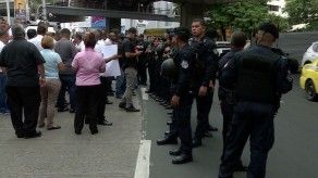 Intenso enfrentamiento entre transportistas y policías en protesta contra Uber Intenso enfrentamiento entre transportistas y policías en protesta contra Uber