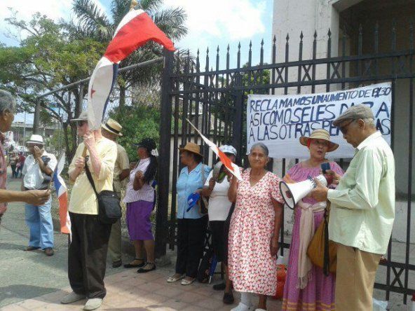 Jubilados continúan protestas, exigen aumento de pensión