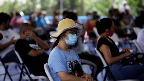 Personas en un centro de vacunación en Panamá a la espera de aplicarse una dosis de vacuna contra COVID-19.