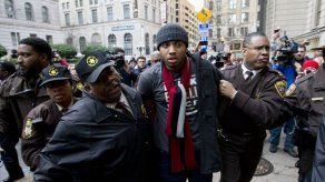 Declaran juicio nulo a un policía en caso de Freddie Gray