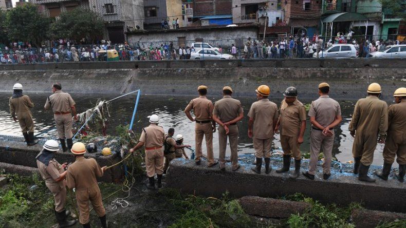 Mueren 2 por derrumbe de montaña de basura en India