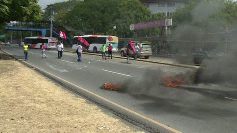 Estudiantes realizan cierre parcial en la vía Transístmica frente a la UP