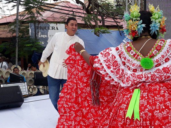 Natalie Harris tirando piquete en Las Tablas