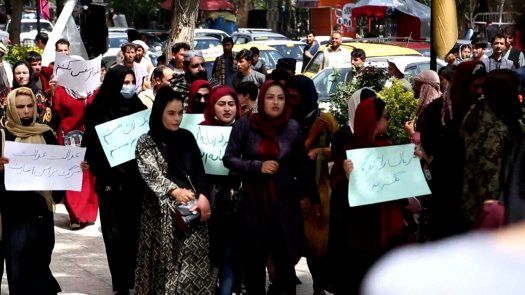 Una decena de mujeres protestan en Kabul contra la imposición del velo integral