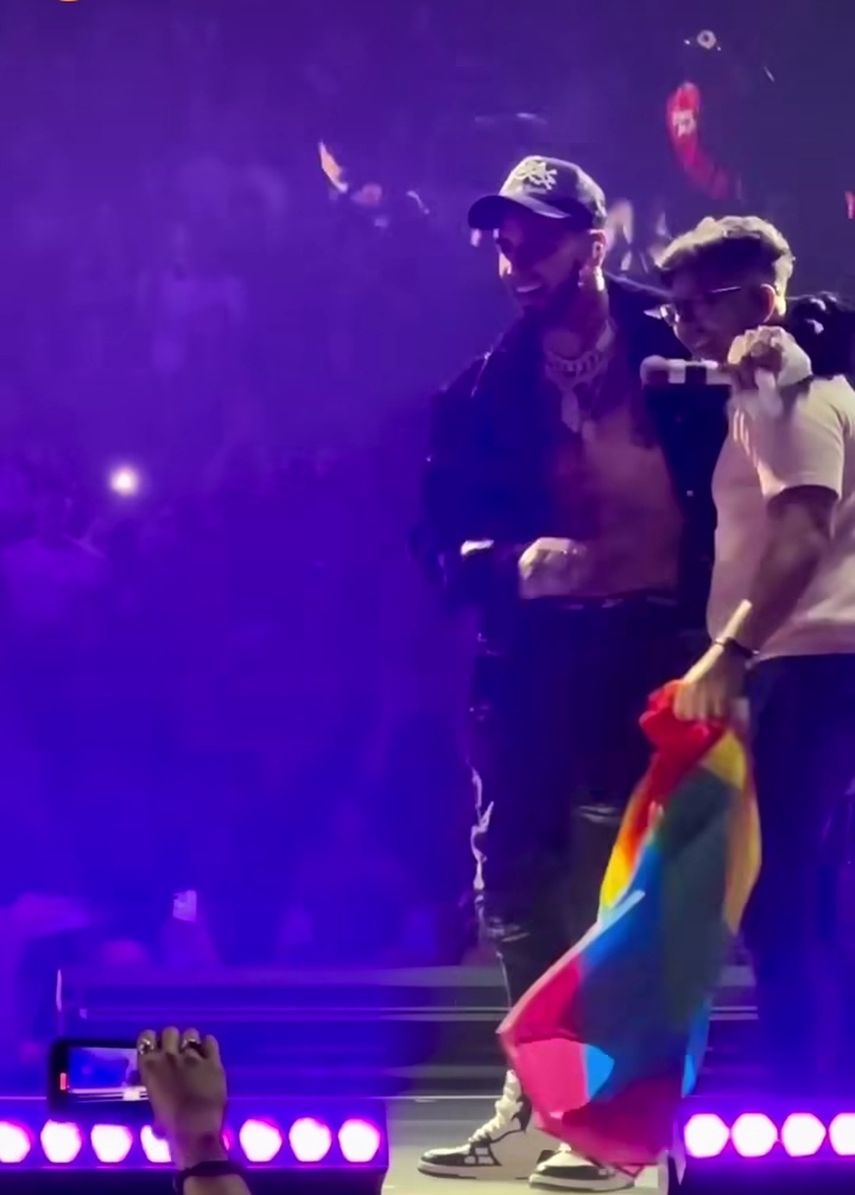 Anuel AA reacciona a un fan con bandera LGBT