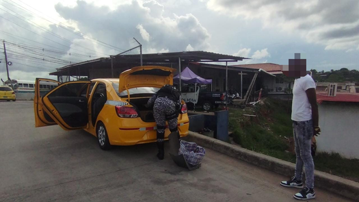 Taxista es aprehendido por utilizar una licencia que no era suya.