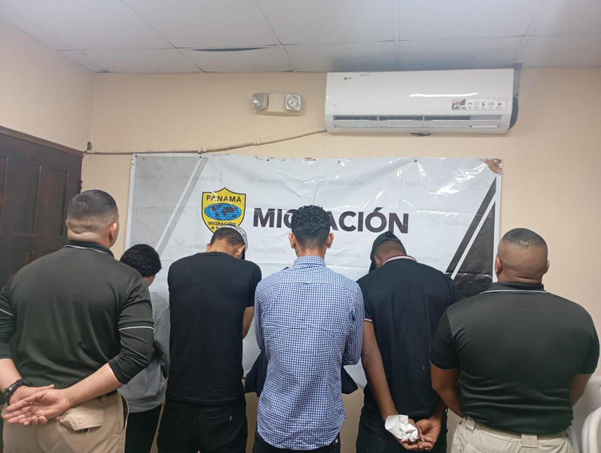 Migración detiene a 4 extranjeros en puesto de control en San Isidro.