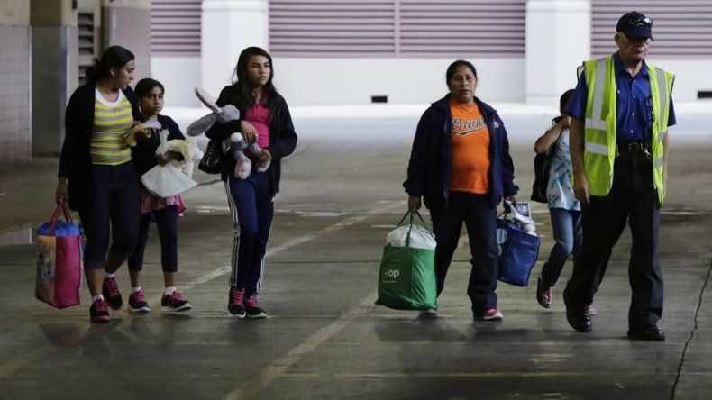 Gobierno EEUU evalúa orden de jueza que pide fin de detención de inmigrantes