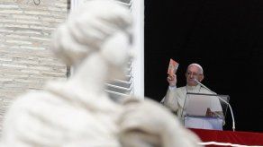 El papa Francisco regala crucifijos a 35.000 personas