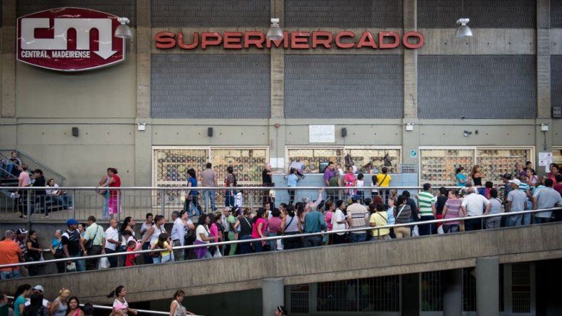 Un nuevo oficio en Venezuela: los profesionales de la fila