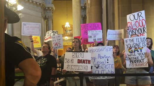 El gobernador republicano Eric Holcomb firmó la ley de inmediato.