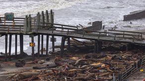 Esta vista aérea muestra el Seacliff peer dañado después de las recientes tormentas en Aptos, California.