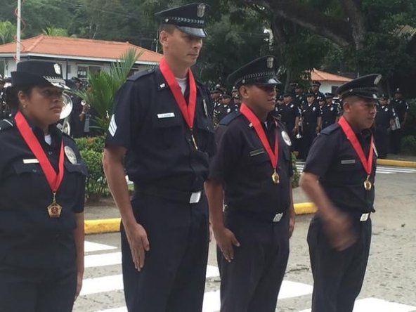 Condecoran a policías y adolescente que rescataron a recién nacido de una letrina