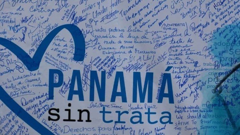 Decenas de panameños recorren la Cinta Costera 1 en una caminata contra la trata de personas