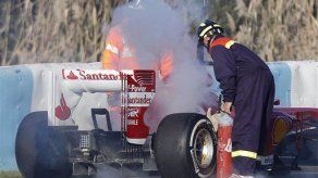 Ferrari de De la Rosa bota humo en Jerez