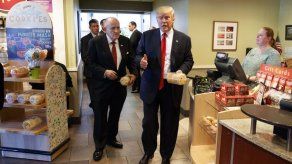 Trump reemplazaría comida sana por hamburguesas