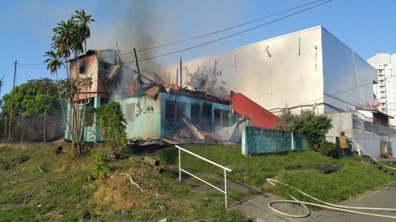 Controlan incendio en residencia en el área de Parque Lefevre