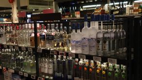 El impuesto selectivo al consumo para las bebidas alcohólicas es de B/.0.45 por cada grado de contenido de alcohol por litro de bebida.