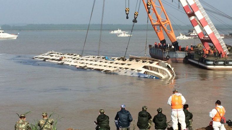Hallan más cadáveres en buque hundido en China
