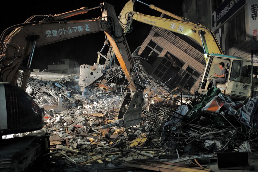 Taiwán y sus alrededores son regularmente afectados por terremotos debido a su ubicación cerca de la unión entre dos placas tectónicas.