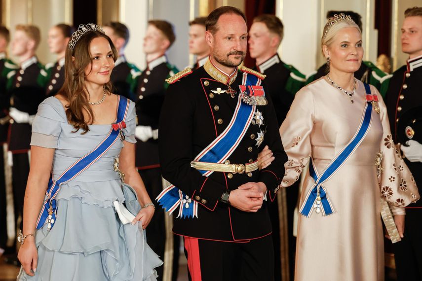 Los príncipes herederos Haakon y Mette-Marit de Noruega, junto a su hija, la princesa Ingrid Alexandra. Los príncipes herederos Haakon y Mette-Marit de Noruega, junto a su hija, la princesa Ingrid Alexandra.