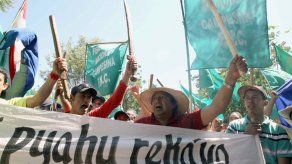 Miles de campesinos toman calles de Asunción para pedir dimisión de Cartes