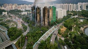 El humo se eleva en el distrito de Tai Po de Hong Kong.