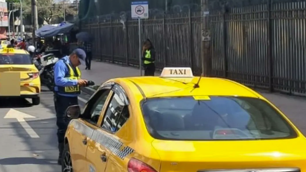 Operativo de la ATTT y Policía Nacional verifica transporte público en plaza 5 de Mayo