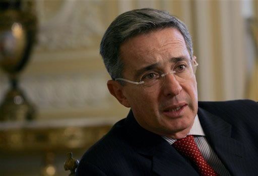 SIP preocupada por demandas de expresidente Uribe contra periodista Coronell
