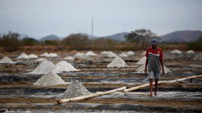 La pandemia tiene a los trabajadores a media marcha por baja en ventas de sal en Aguadulce.