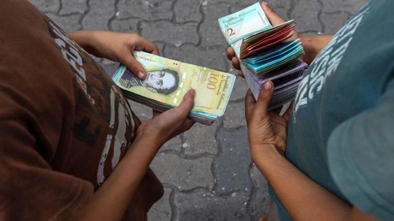 Profesores venezolanos chocan con la policía en protesta por salarios