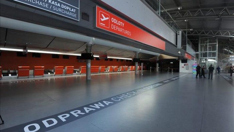 Evacúan el aeropuerto de Varsovia-Modlin tras un aviso de bomba