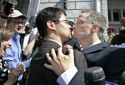 Fallo judicial admite matrimonio gay en California