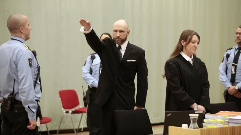 Breivik repite el saludo nazi al inicio de juicio contra el Estado noruego
