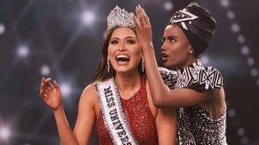 Andrea Meza es coronada por Zozibini Tunzi, en el Miss Universo 2020.