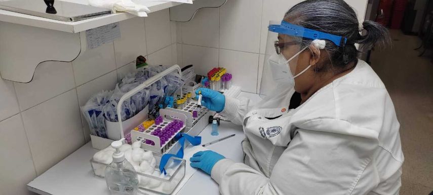 Las autoridades de salud se mantienen aplicando las pruebas a nivel nacional para detectar más casos de COVID-19.