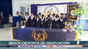 Simulan entrega de diplomas de graduación en el Naudeau; el director no asistió